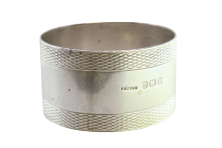 Argola de guardanapo em prata com frisos guilhochados na envolvência.